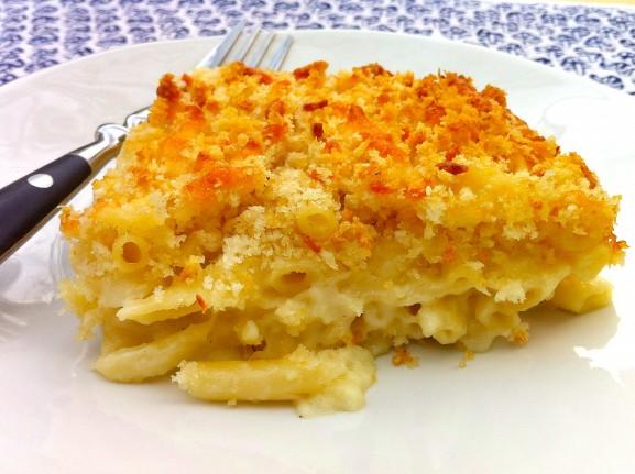close up of mac and cheese with a crispy, golden-brown funyuns topping