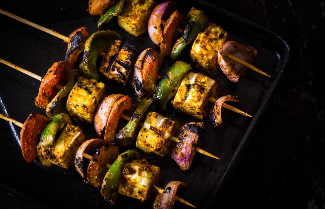 Close-up shot of spicy jalapeño paneer tikka on a grill pan