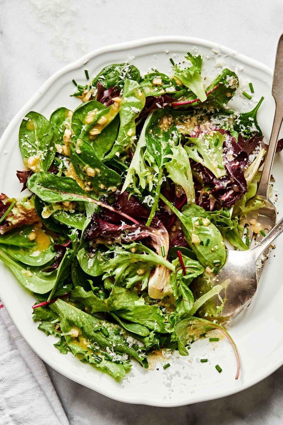 steak salatasi with mixed greens on a plate
