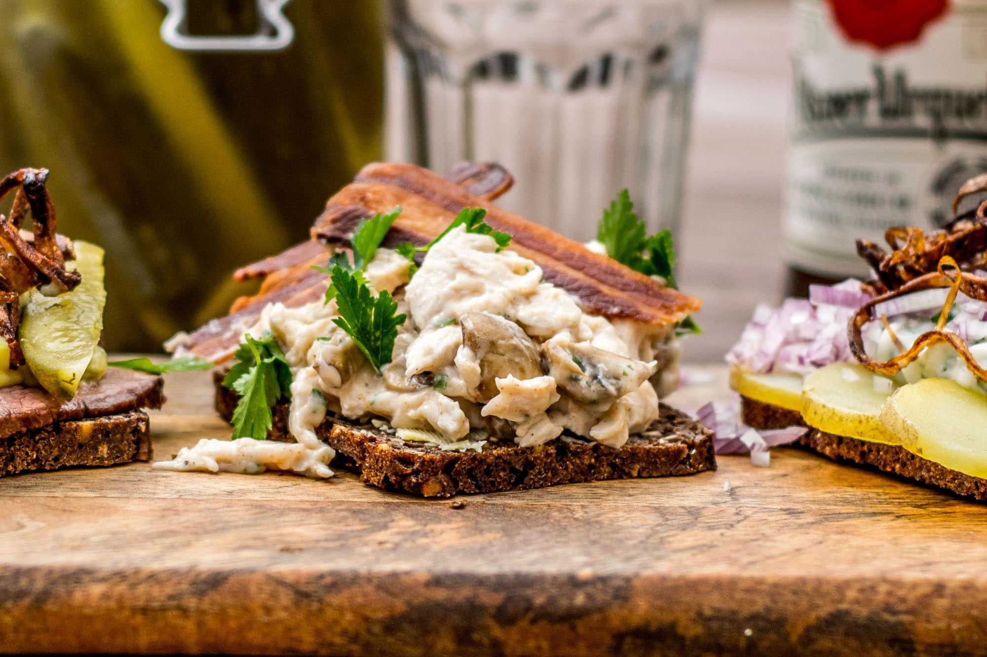 A visually appealing image showcasing the finished Butter Chicken Smørrebrød