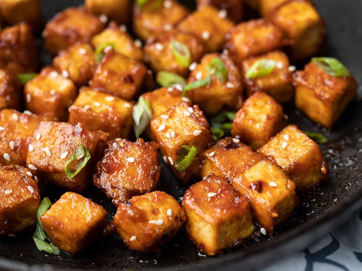 close up of crispy sriracha tofu cubes