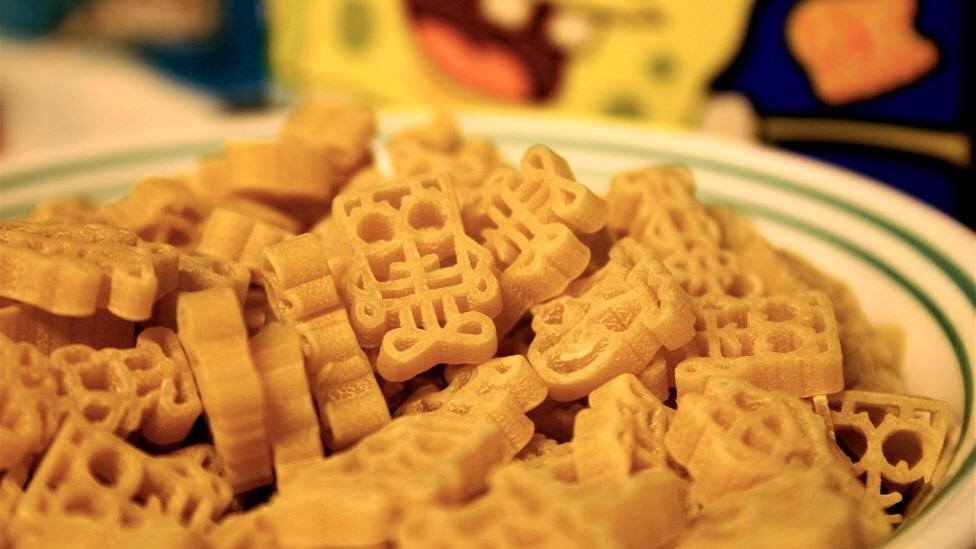 mac and cheese shaped into art