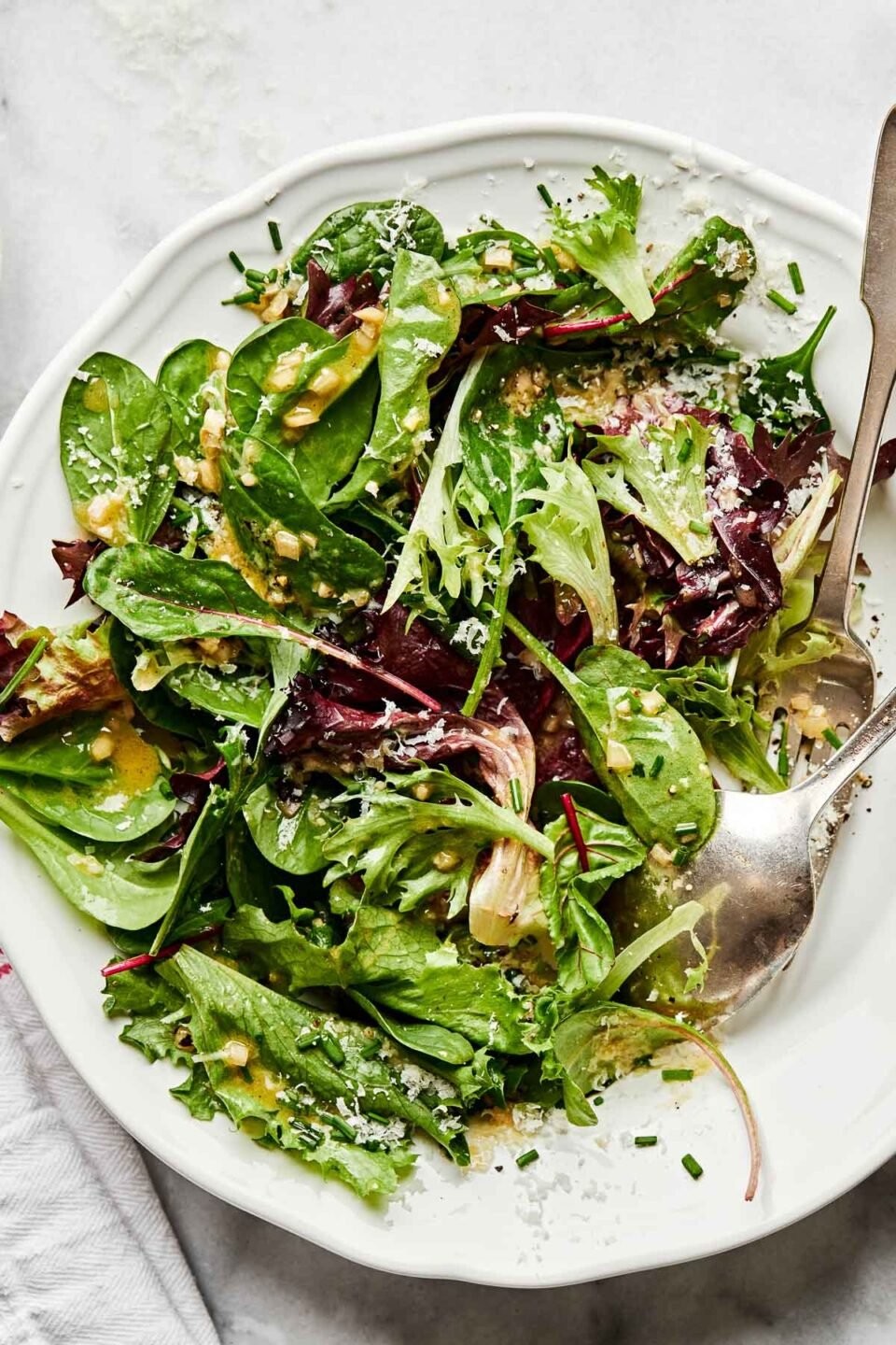 steak salatasi with mixed greens on a plate