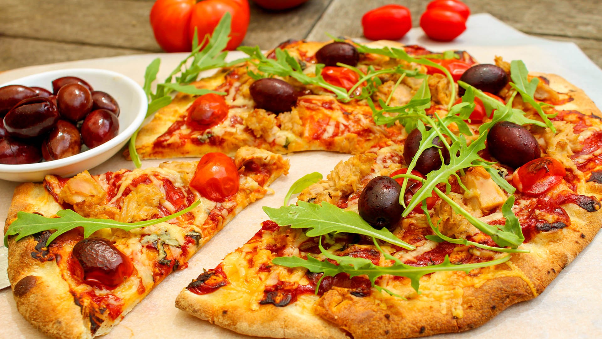 homemade tomato and tuna pizza