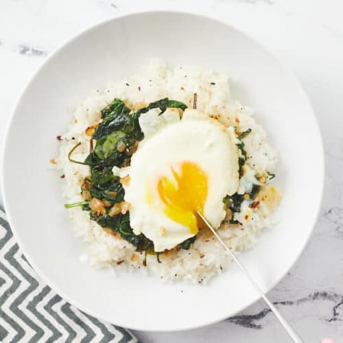 close up of everything bagel seasoned cauliflower rice in a bowl